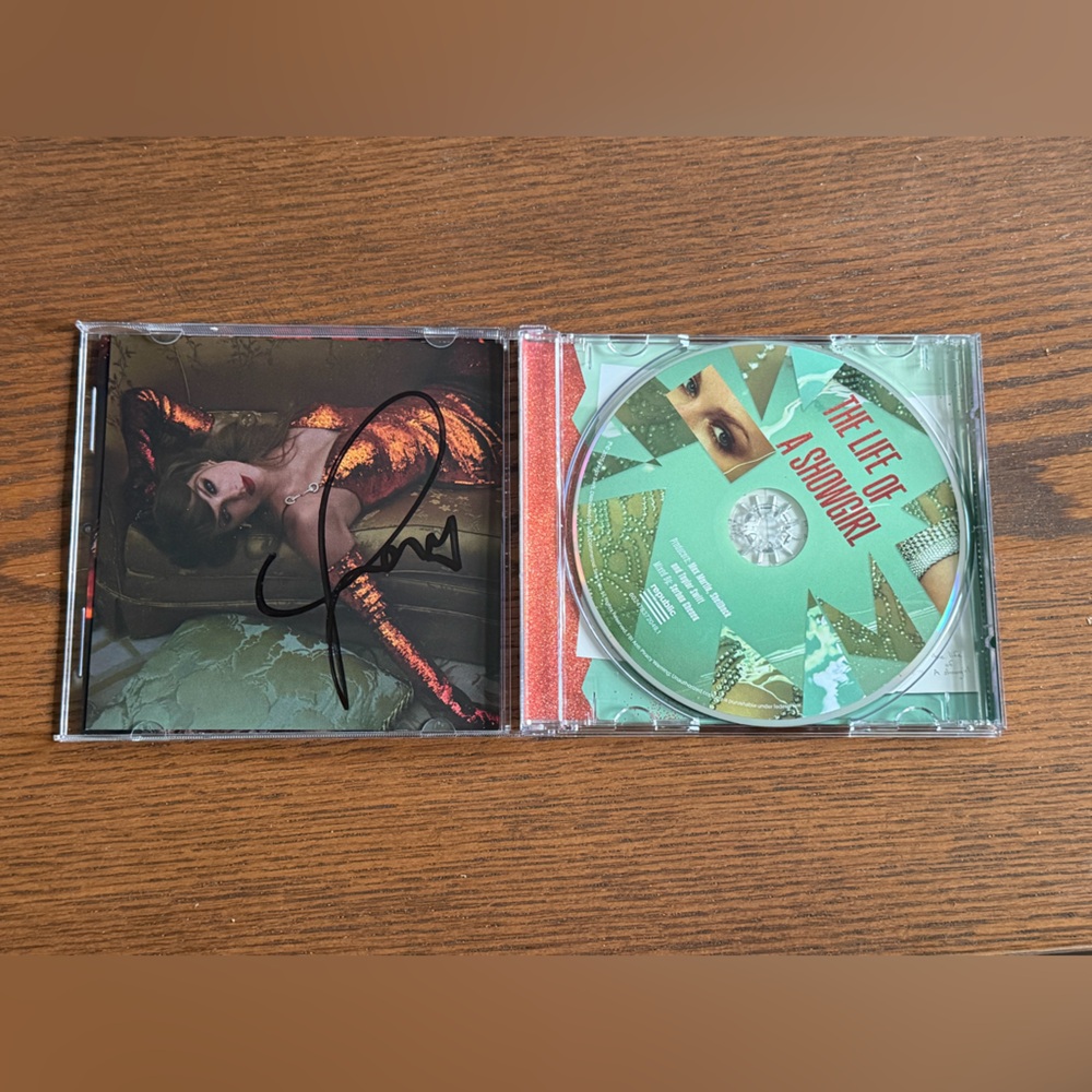 SIGNED - The Life of a Showgirl Taylor Swift
CD with Photo 2